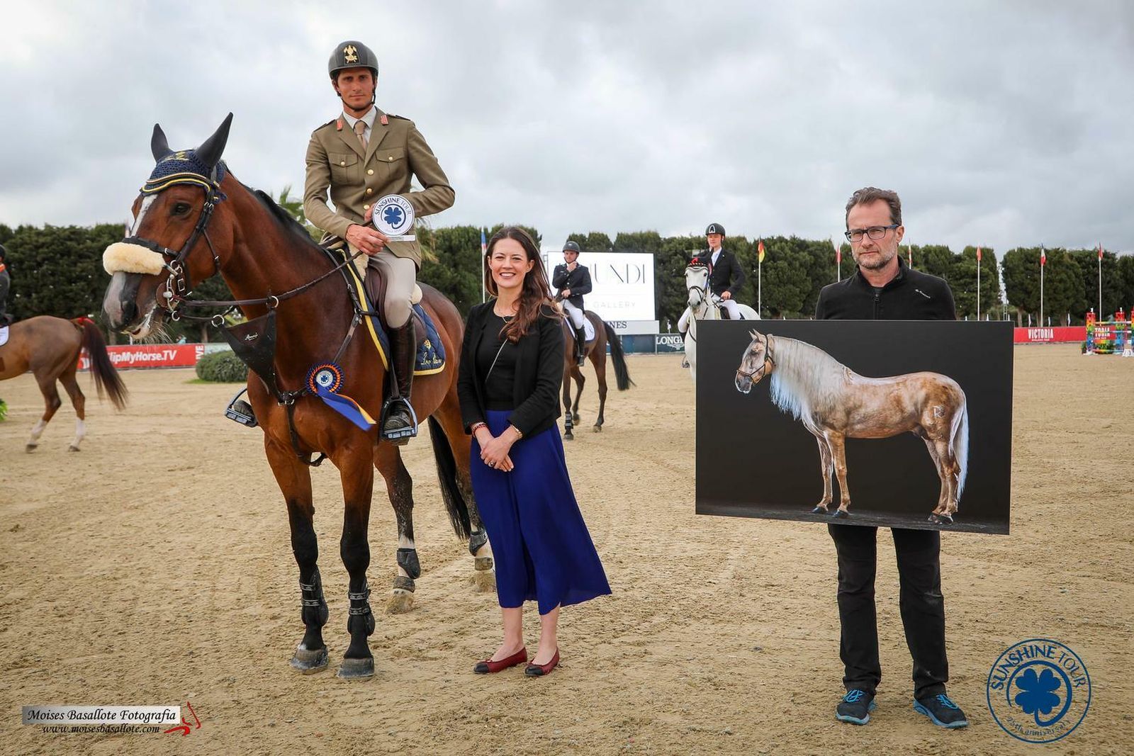 Zorzi recibe los trofeos del Pequeño Gran Premio El Jundi Art Gallery.
