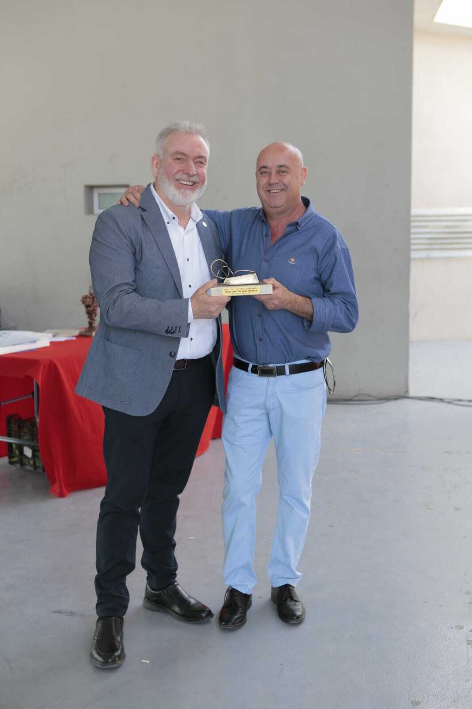 El presidente de la Mancomunidad entregó el primer premio del jurado al Pago del Mayorazgo.jpg