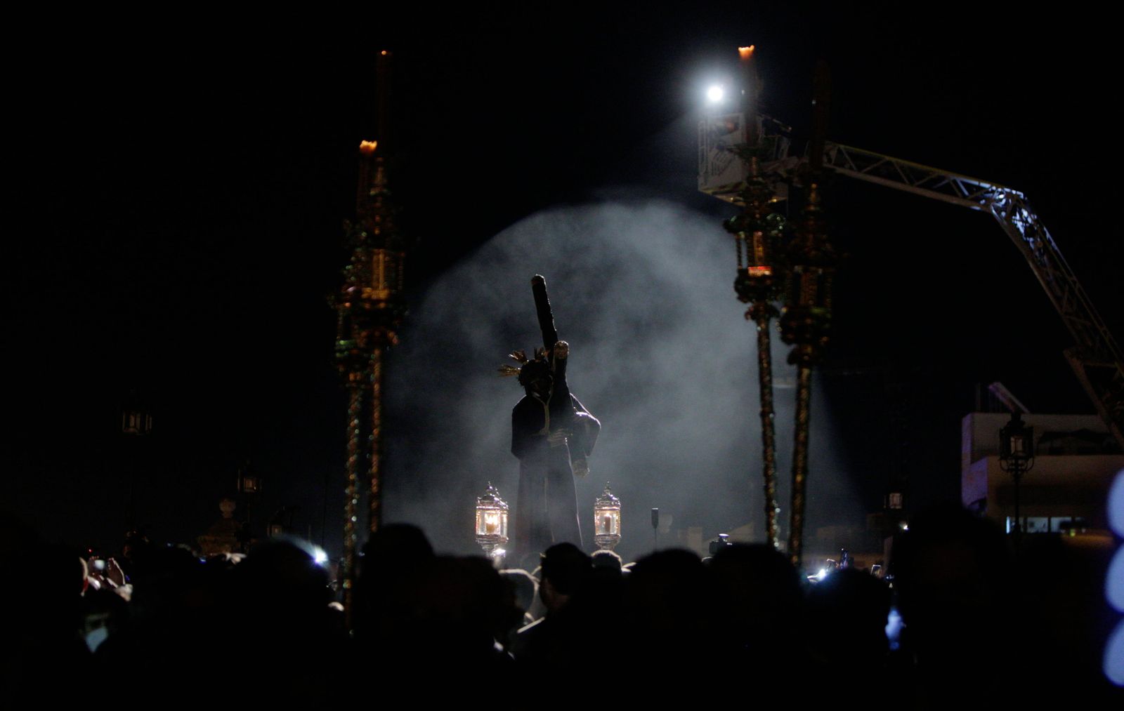 El Señor del Gran Poder enfocado por los bomberos de Sevilla.