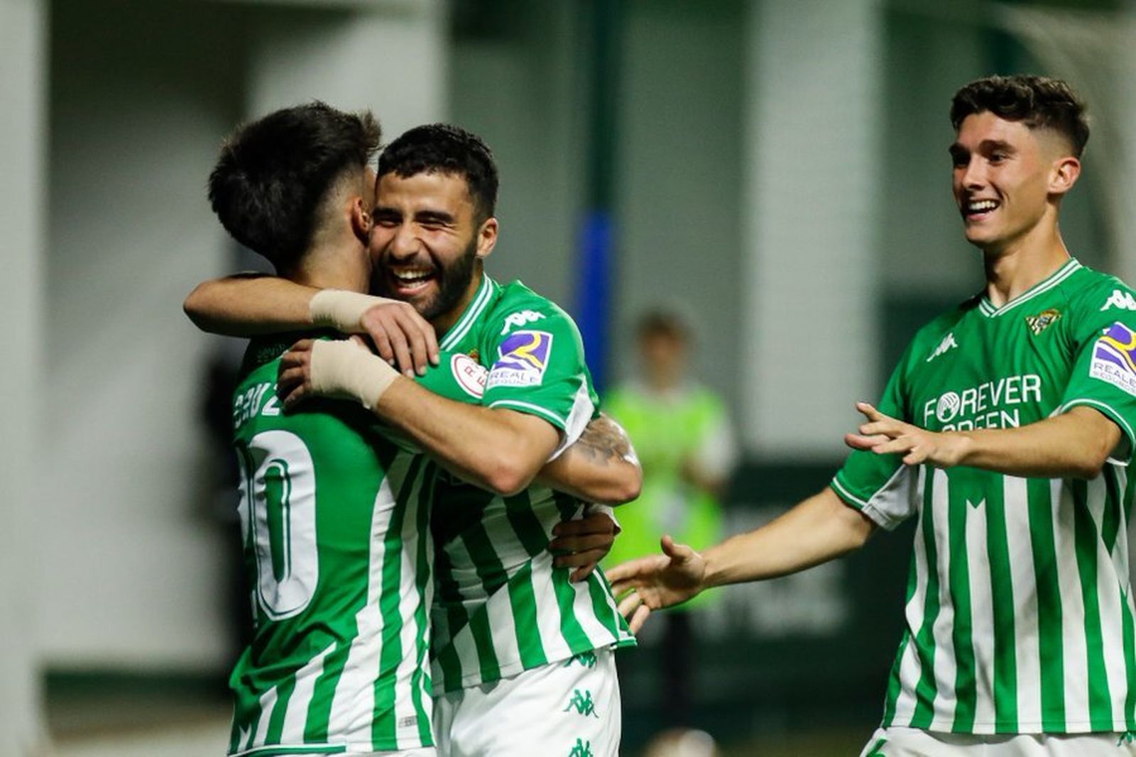 Yassin Fekir celebra con sus compañeros del filial un gol.