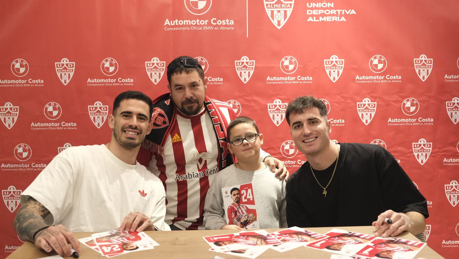 La firma de autógrafos de Jon Morcillo y Miguel de la Fuente en Automotor Costa BMW