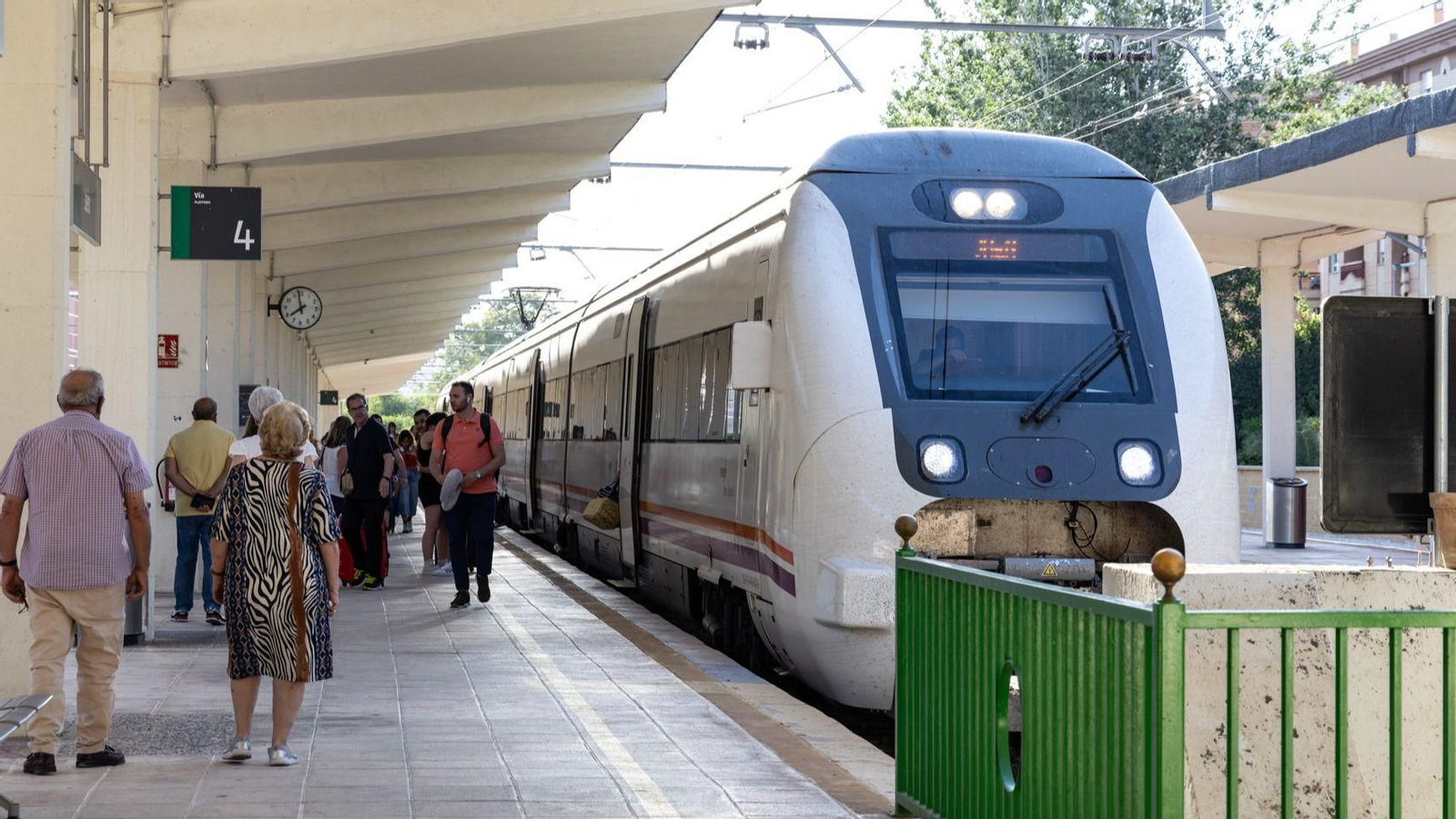 Actividad diaria en los andenes de la estación de Jaén.