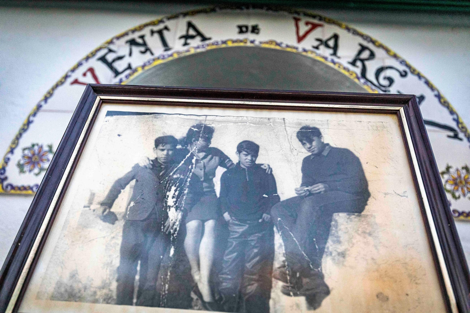 Foto de Manuela Fontao y Lolo Picardo Lobato junto a Camarón de niño y su amigo José Álvarez.