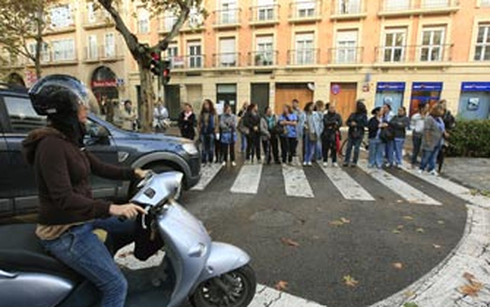 El conflicto de Limasa deja hoy sin limpieza a los colegios por tercer día