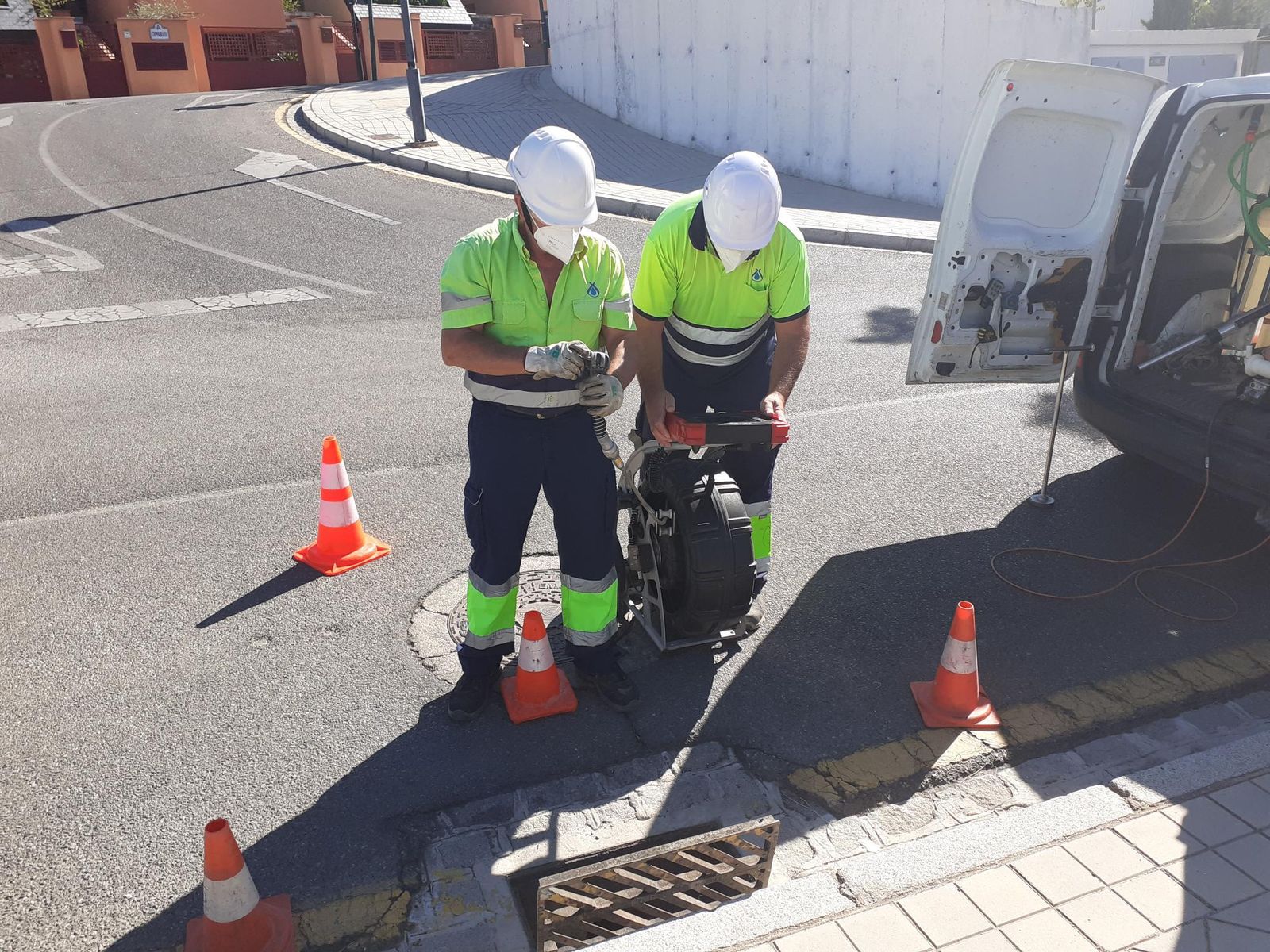 Dos operarios de Emasagra.