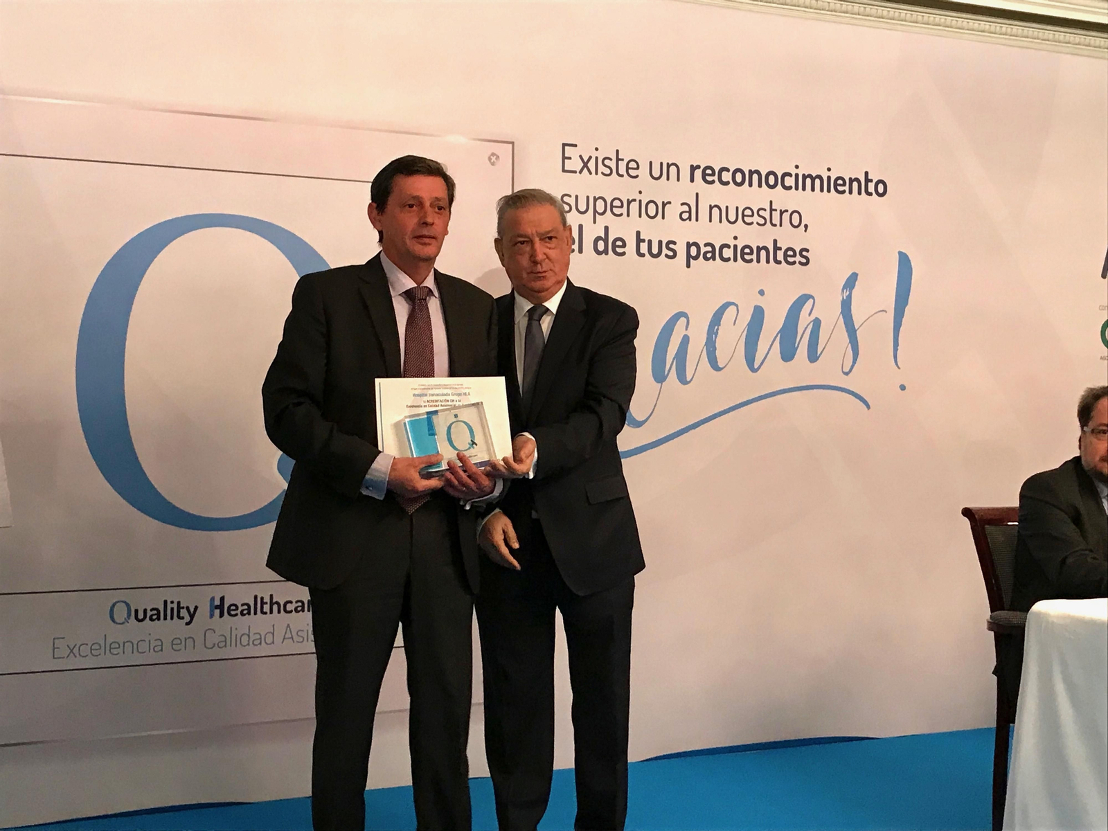 Francisco Martí, director Médico del HLA Inmaculada recoge la acreditación.