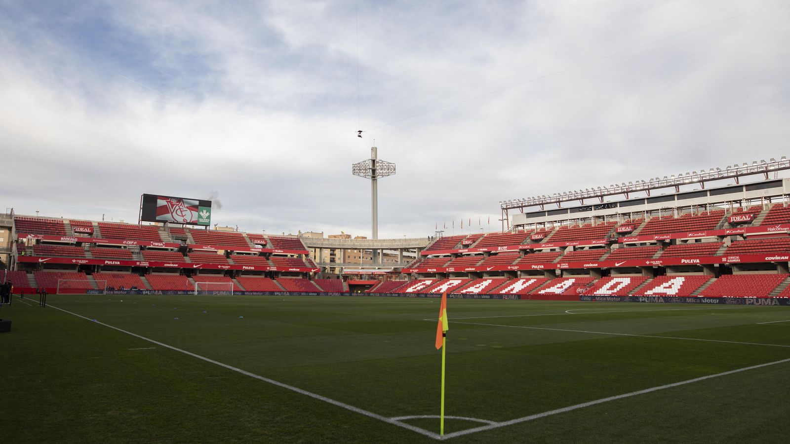 El campo del Granada en el estadio Nuevo Los Cármenes.