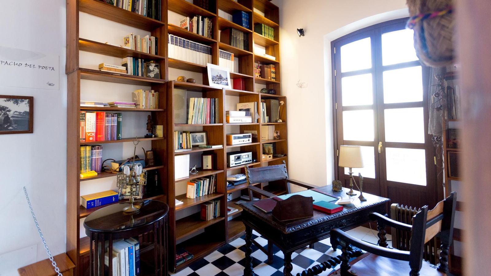 Una de las salas de la Casa del Poeta, donde vivió José Ángel Valente.