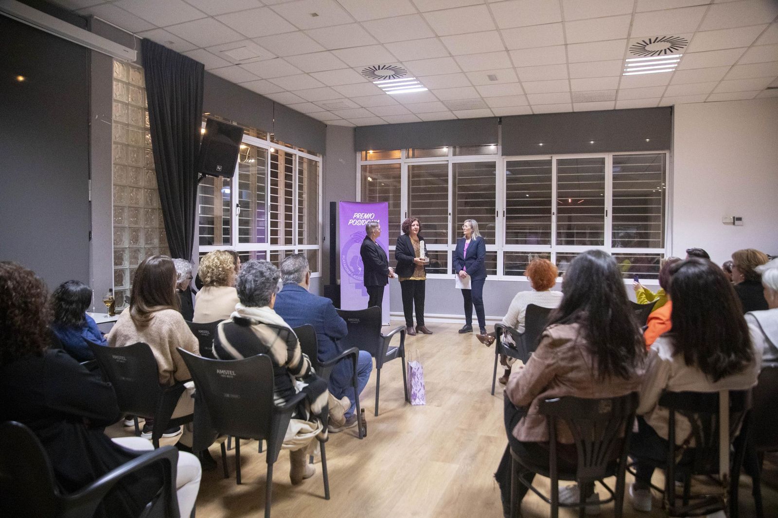 La Plataforma de Acción Feminista en Almería rinde homenaje a las mujeres de la Desbandá con su II Premio ‘Posidonia’ a Loli Sierra, vicepresidenta de la Asociación Memorialista de la Desbandá, en imágenes
