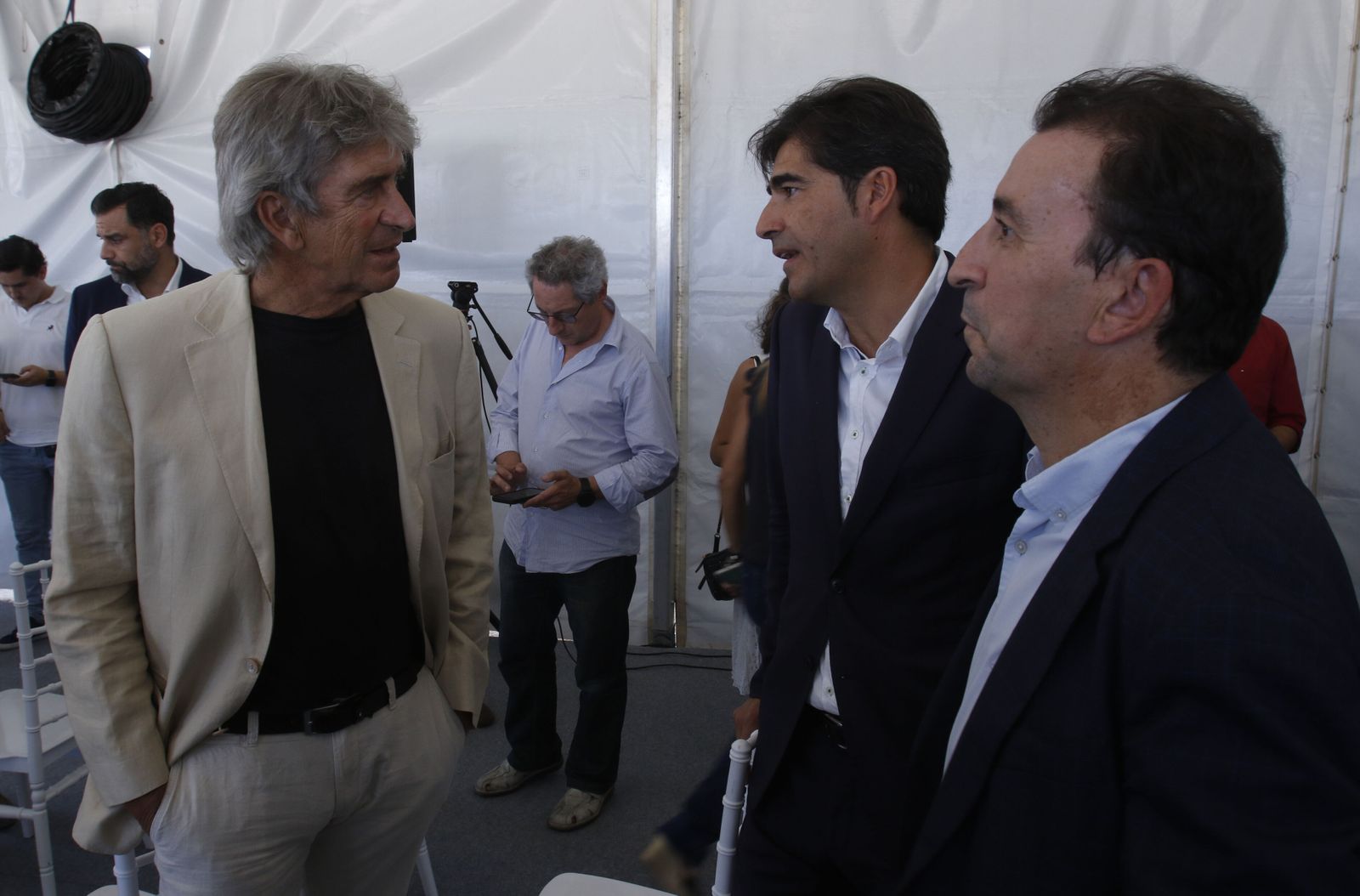 Pellegrini dialoga con Ángel Haro en presencia de José Miguel López Catalán.