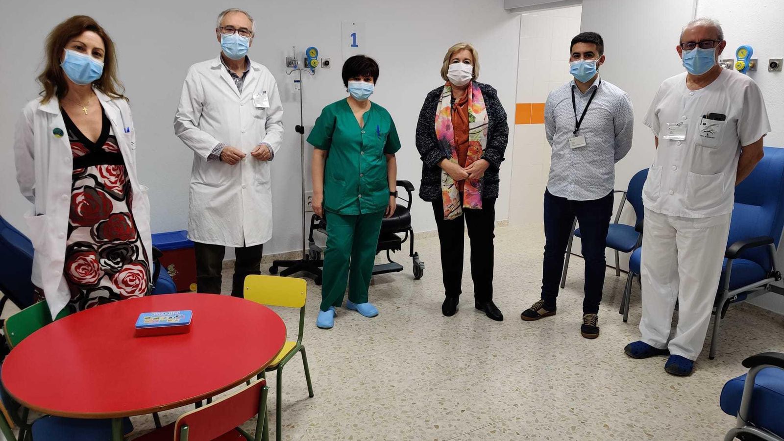 La delegada de Salud junto con los profesionales del centro sanitario.