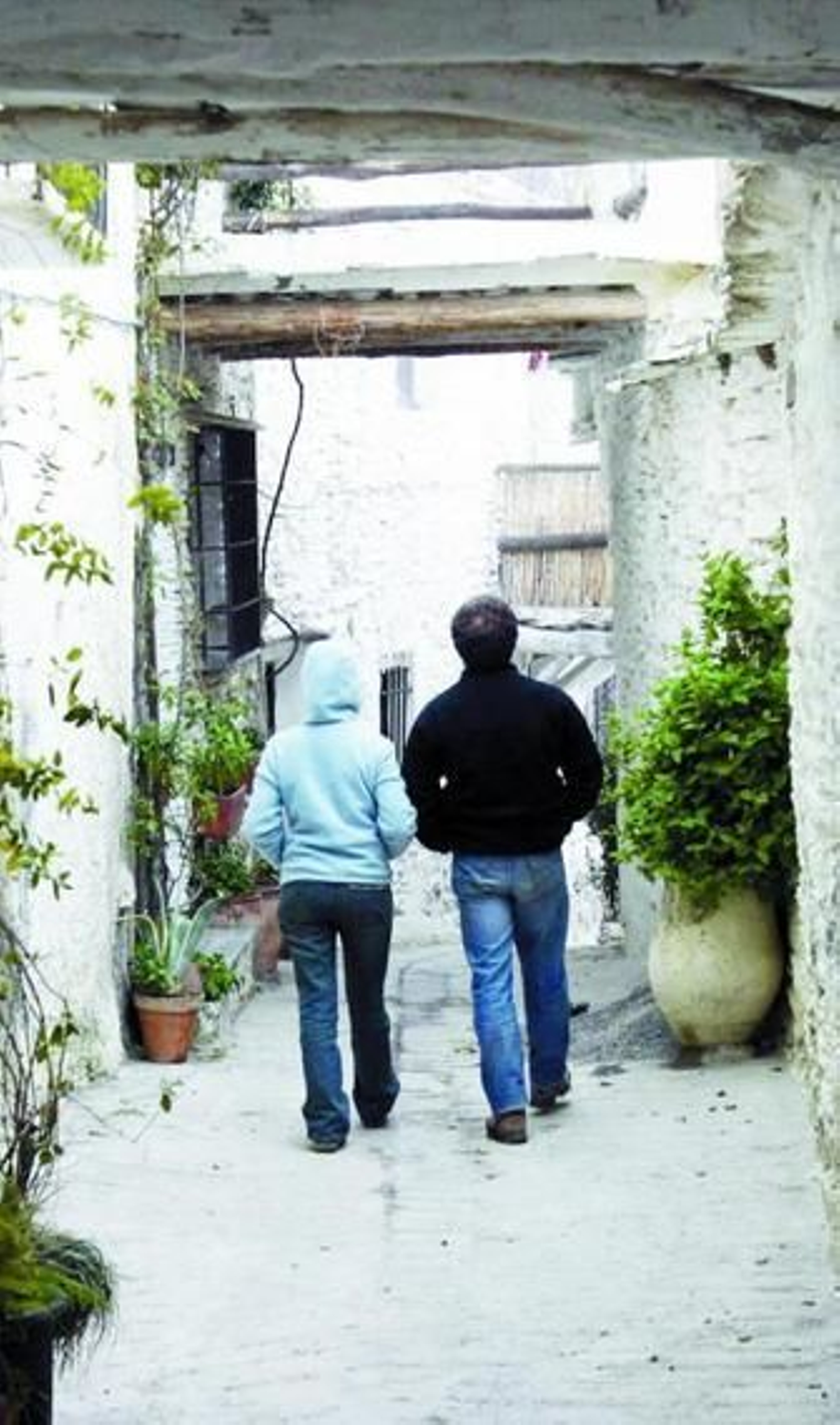 1. Los pueblos de la Alpujarra son uno de los destinos de los grupos de solteros en sus visitas a Granada. 2 y 5. La calle Navas y la discoteca Mae West, son algunos de los hitos de unos programas de actividades centrados en lo lúdico. 3. Los paseos guiados y a pie por los lugares con más encanto son otro de los recursos para favorecer las nuevas relaciones. 4. Viajes Occidente, en la Plaza del Humilladero. FOTOS: Patrí Diez y G. H.