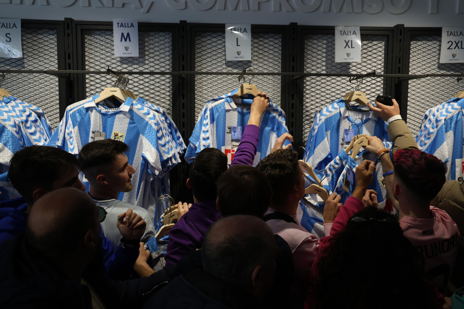 Locura en la tienda de La Rosaleda por la nueva camiseta