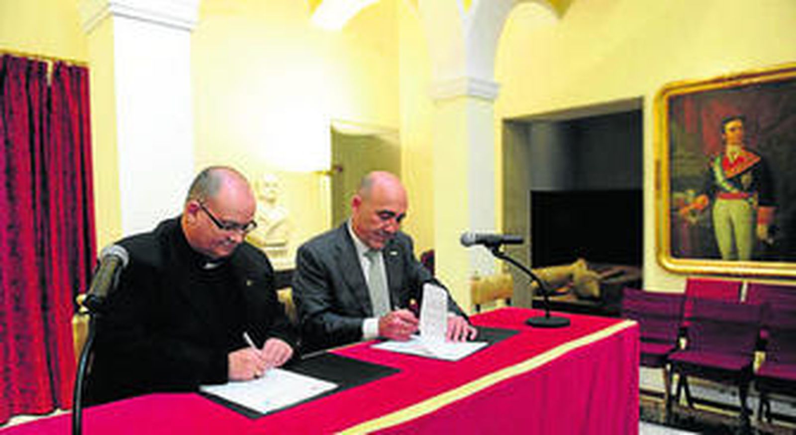 De Bernardo y Rivera rubrican el acuerdo, en el Museo Municipal.