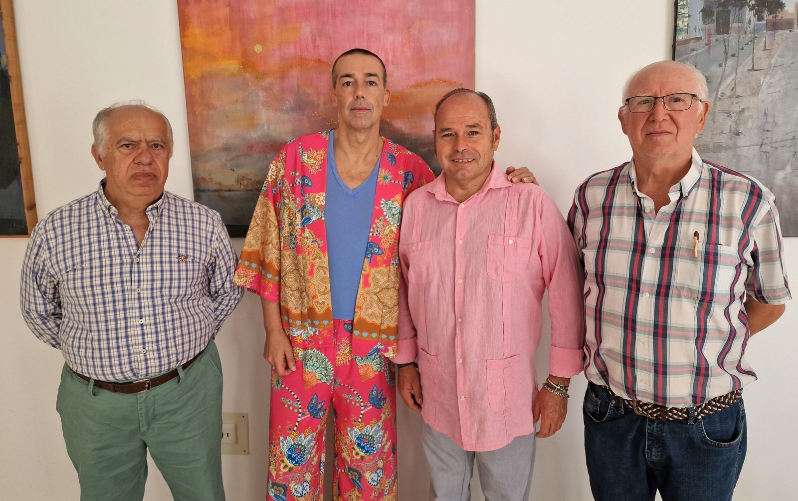 Los responsables de la hermandad, con el concejal David Calleja.