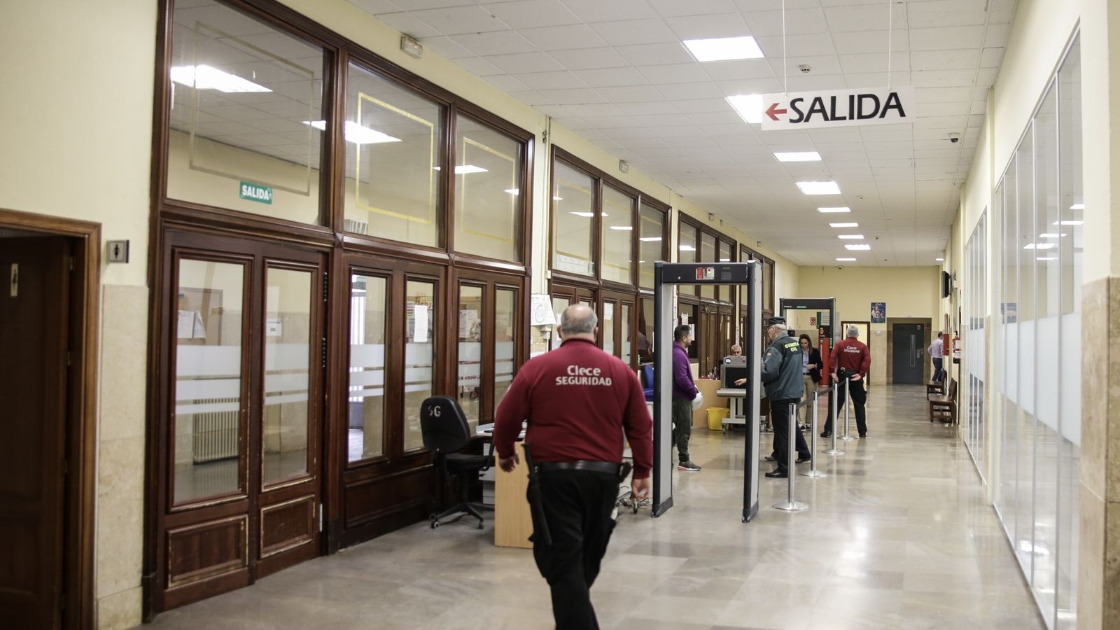 Un vigilante en el control de acceso de los juzgados, junto a la zona rehabilitada del registro general.