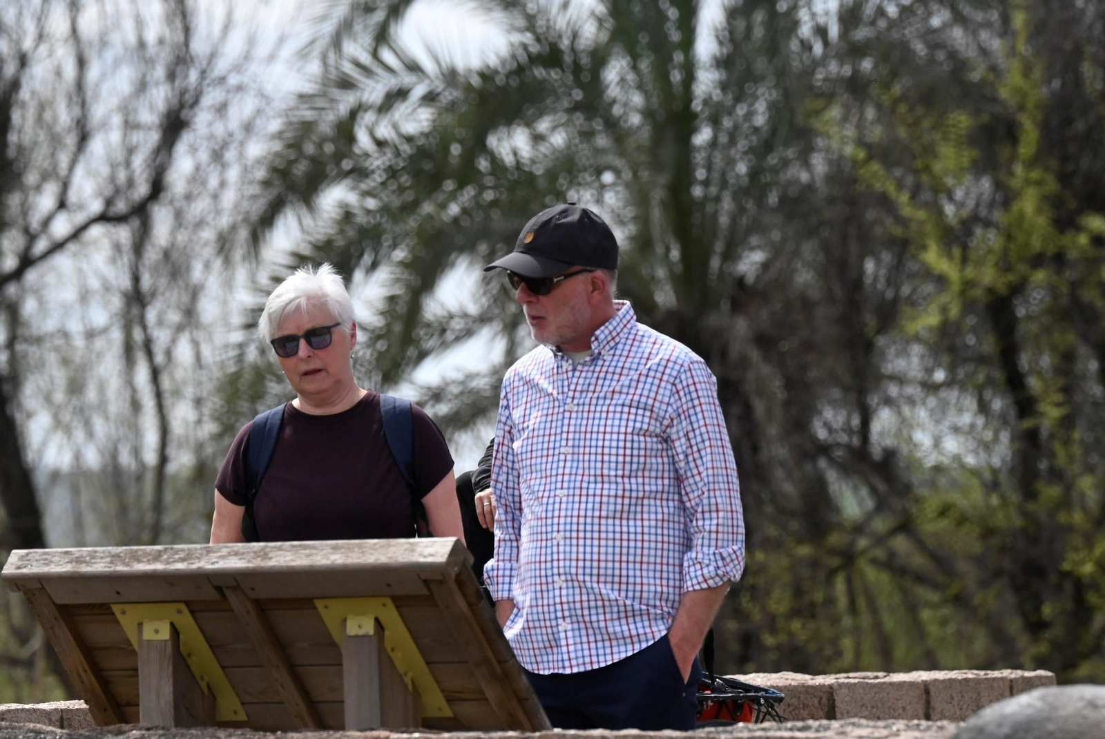 Dos personas en el entorno de la Ribera.