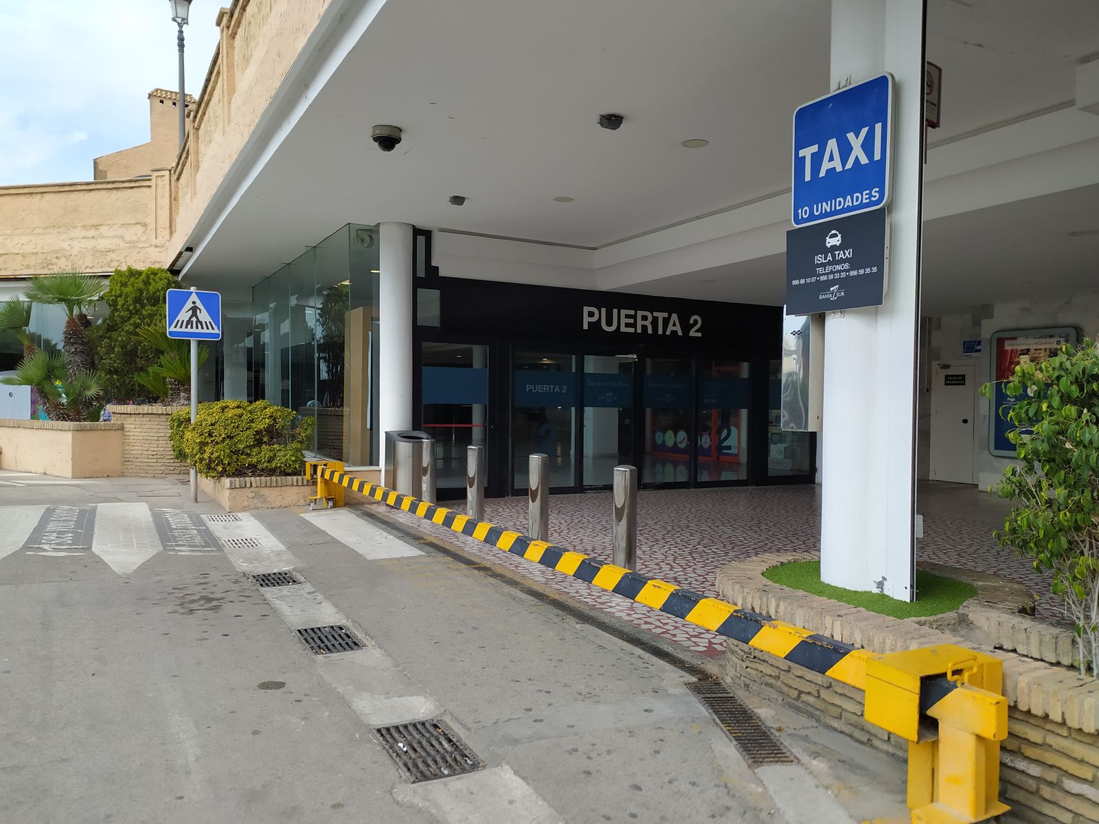 Una de las entradas del centro comercial Bahía Sur, cerrada durante una de las jornadas del estado de alarma.