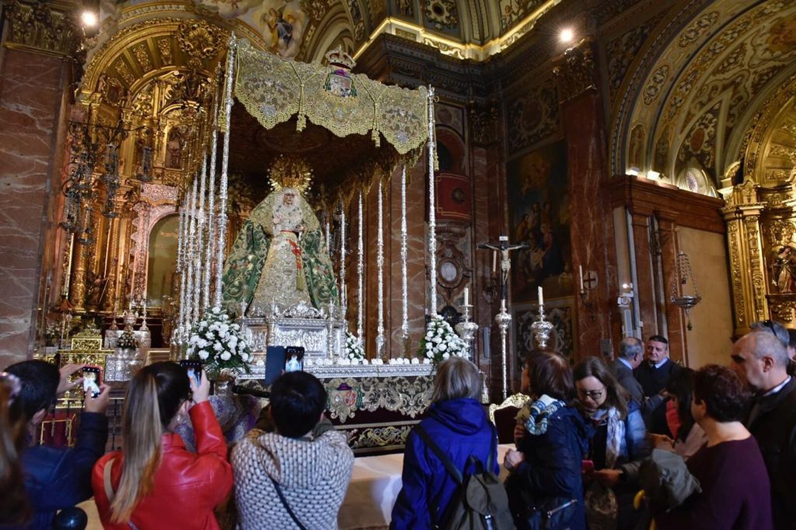 La Macarena amanece en su paso de palio
