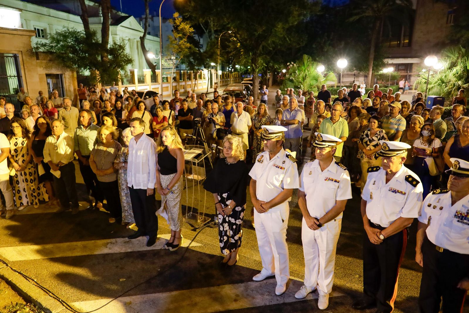 Un momento del homenaje a las víctimas celebrado anoche en la plaza de San Severiano.