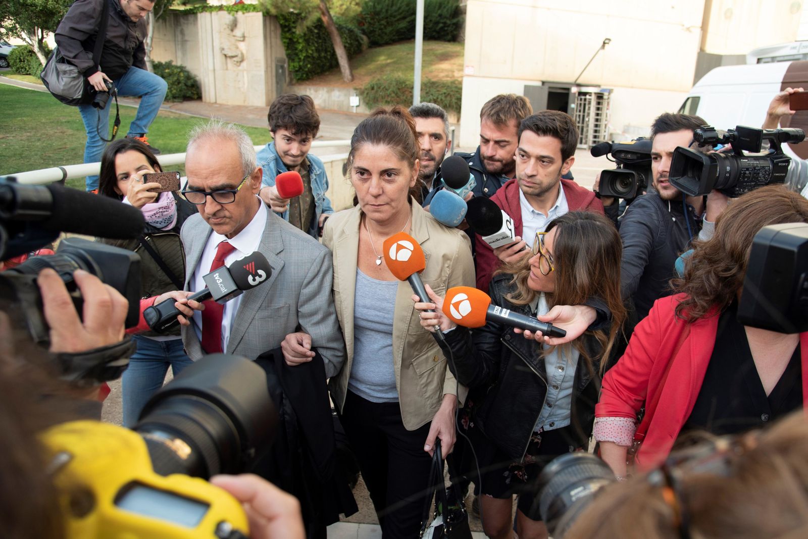 Margarita Garau, madre de Nadia, a su llegada a la Audiencia de Lérida.