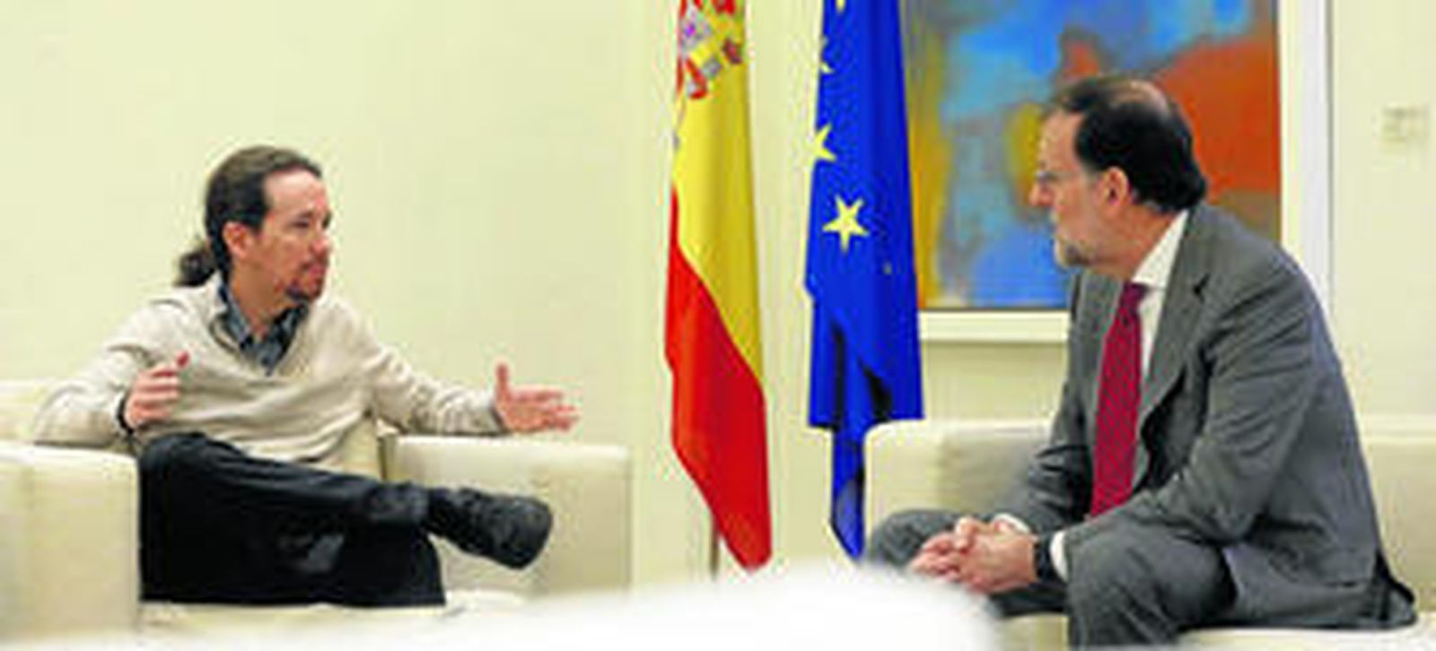 Pablo Iglesias gesticula mientras dialoga con Mariano Rajoy en el encuentro que tuvieron ayer por la mañana en La Moncloa.