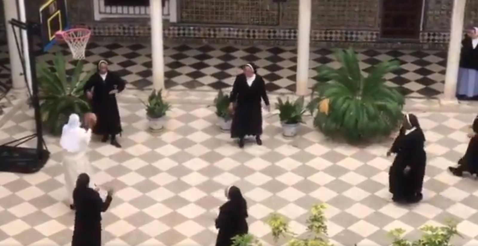 Las monjas de San Leandro jugando al baloncesto en el patio del convento.