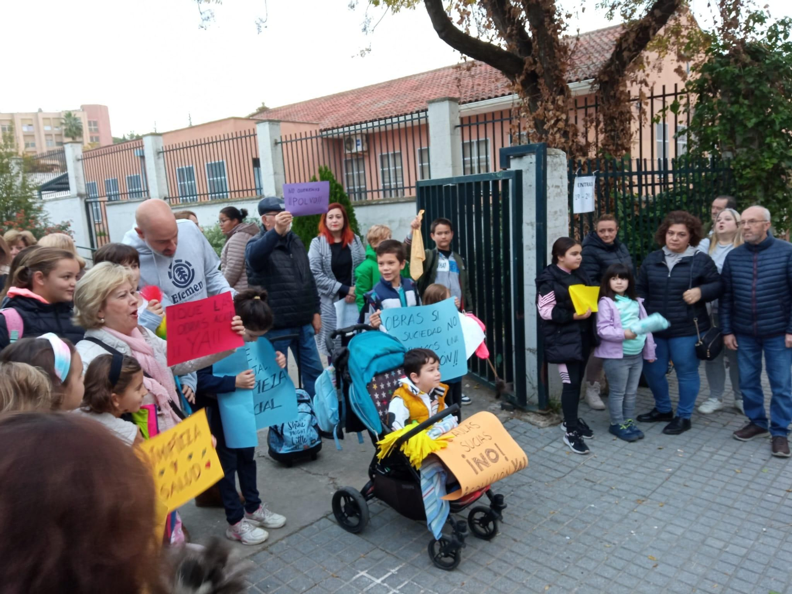 Última protesta de las familias del colegio Pablo García Baena Última protesta de las familias del colegio Pablo García Baena