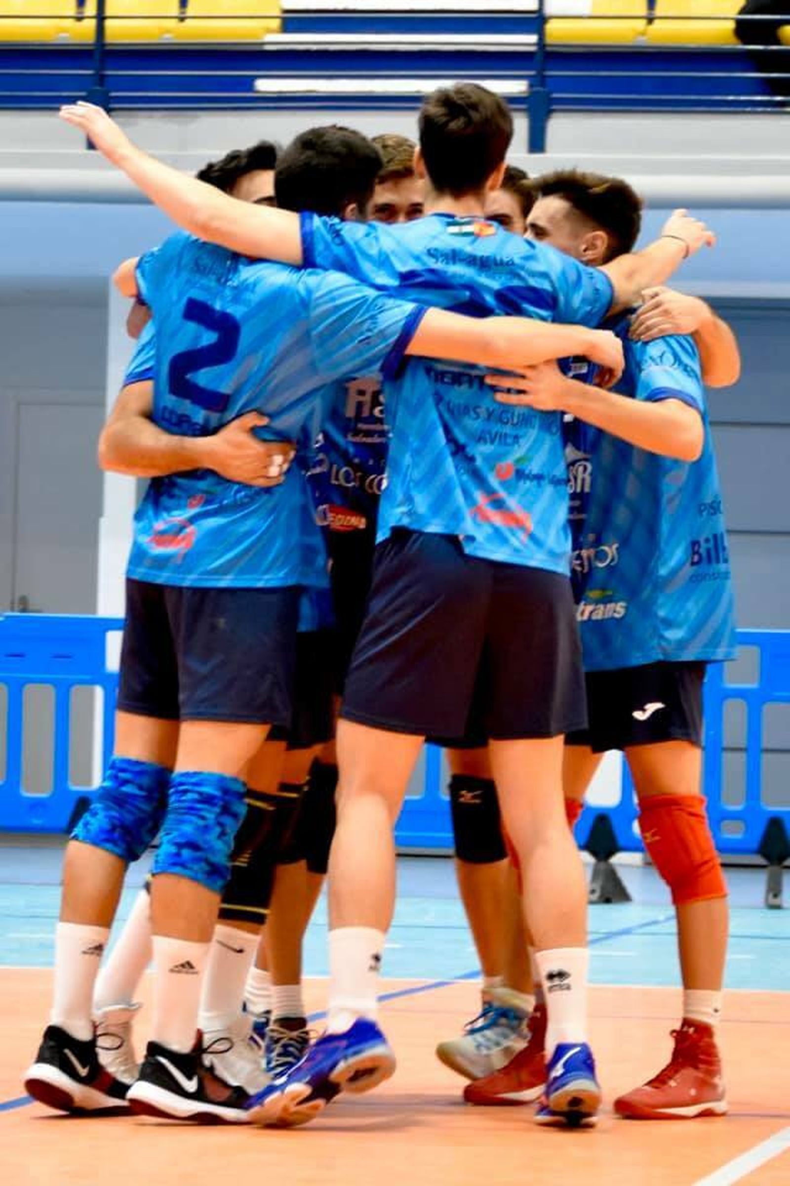 Los jugadores del Pizarra se abrazan.