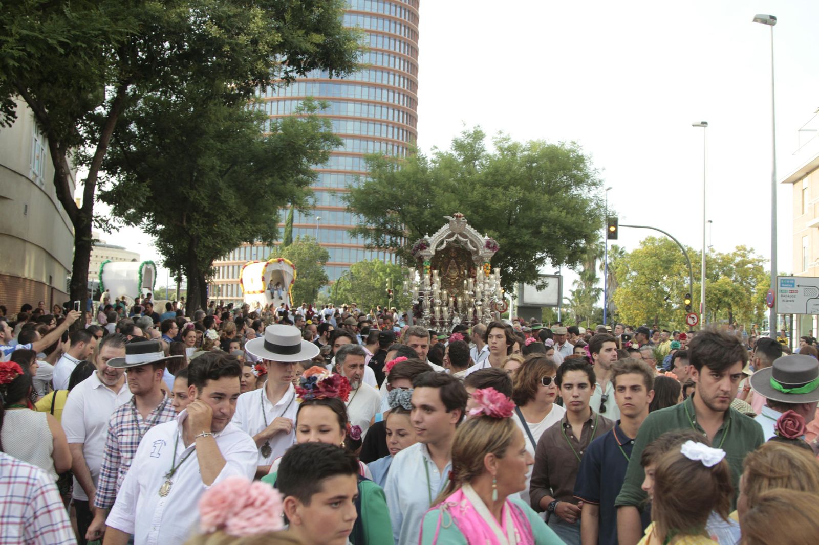 Las imágenes de la vuelta de Triana a Sevilla