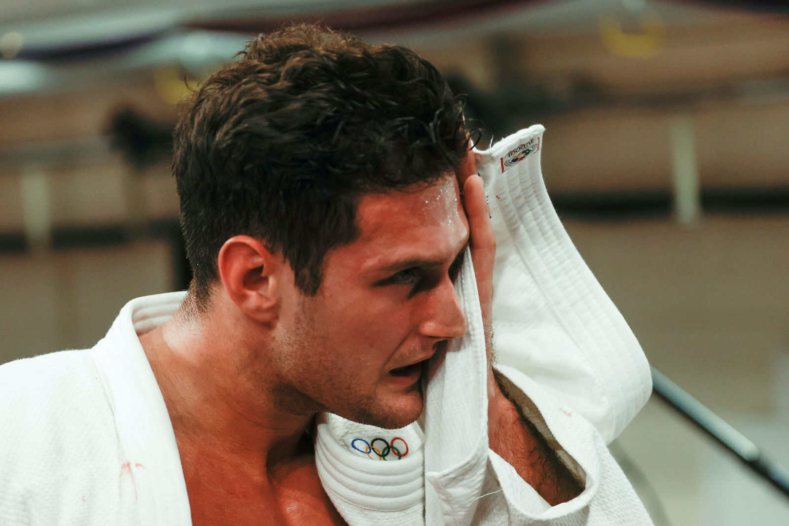 Sherazadishvili se seca las lágrimas después de caer en la repesca.