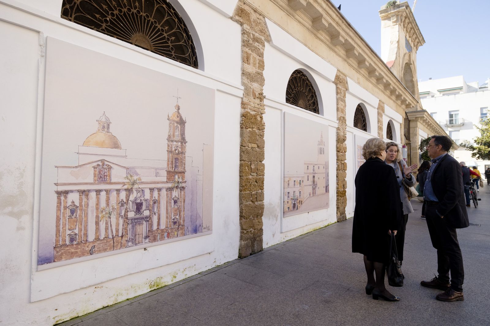 Las imágenes de la inauguración de la exposición de Juan Manuel Fernández Pujol en el exterior del mercado