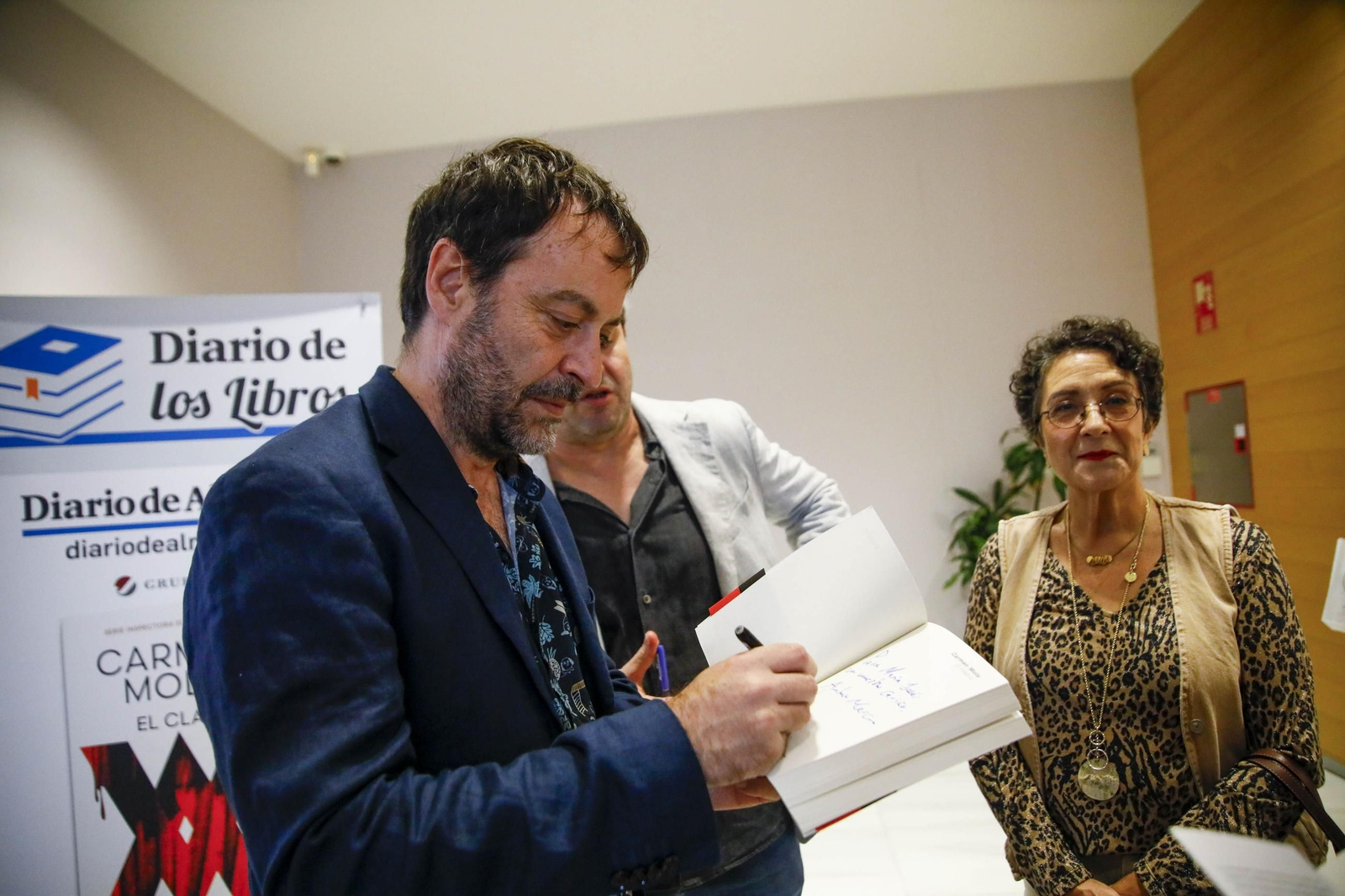 Carmen Mola presenta su libro "El clan" en la Casa de las mariposas de Almería, en imágenes