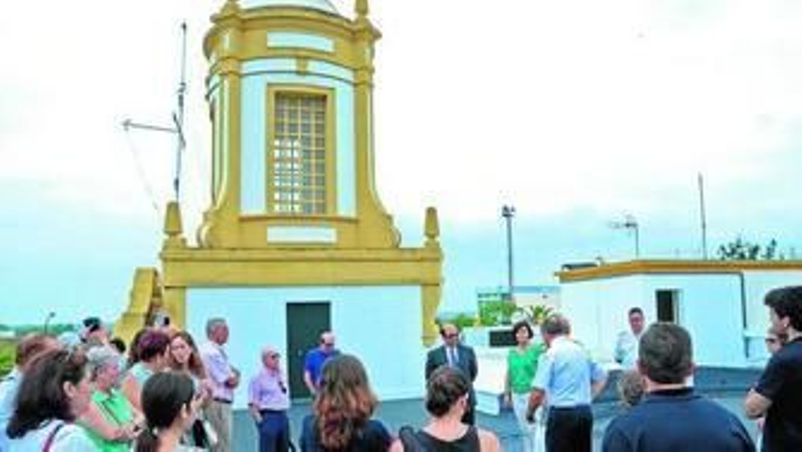 Distintos momentos de la visita guiada y algunos de los asistentes con el comandante naval y el cabo Jesús Perea.