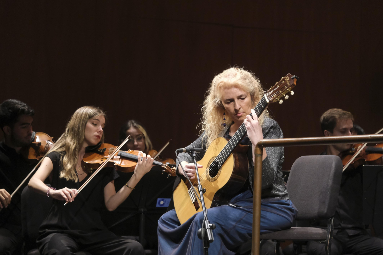 El concierto de la Orquesta Joven de Andalucía y María Esther Guzmán en el Festival de la Guitarra de Córdoba, en imágenes