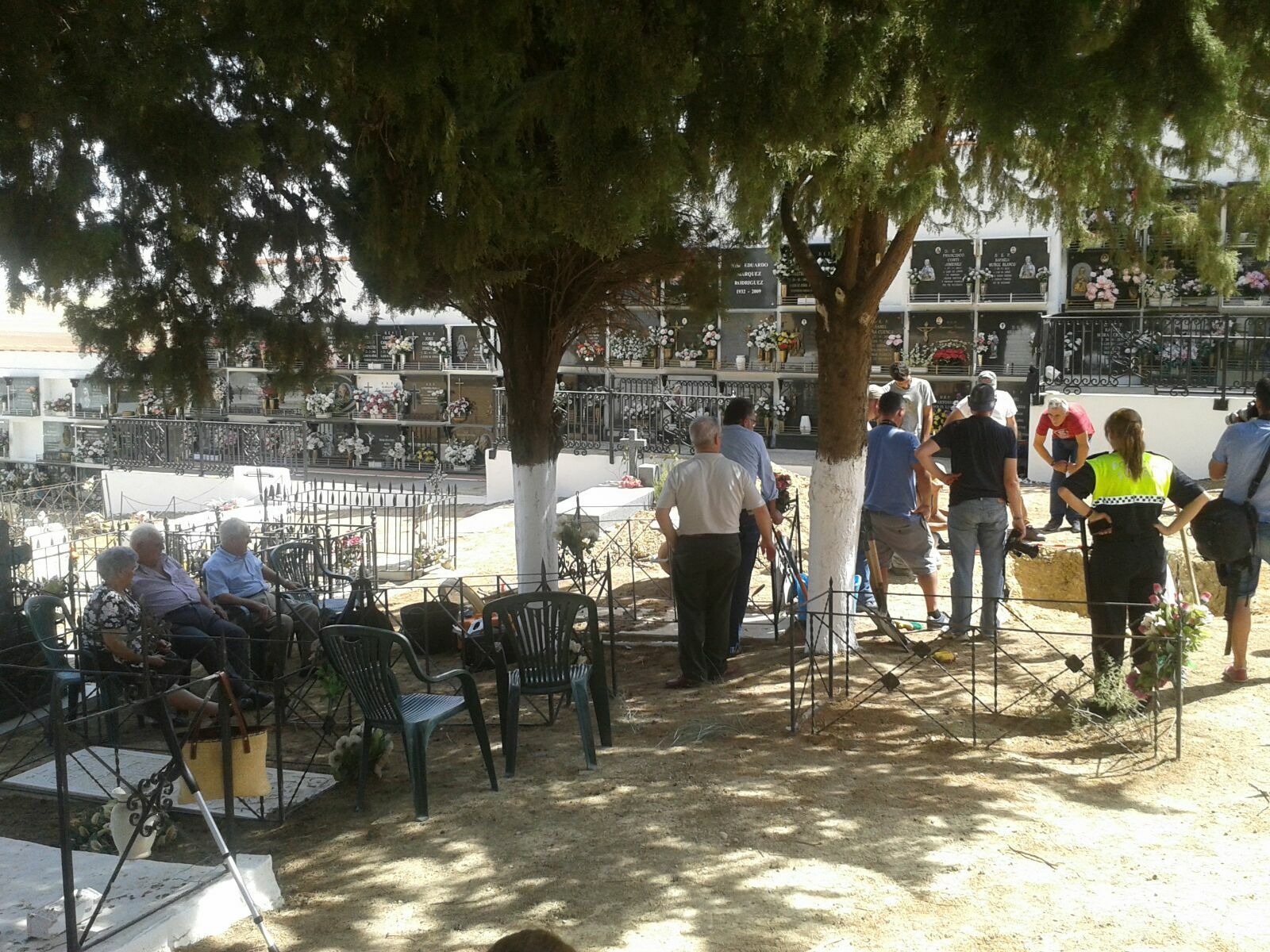 Trabajos en el cementerio de Guadalcázar.