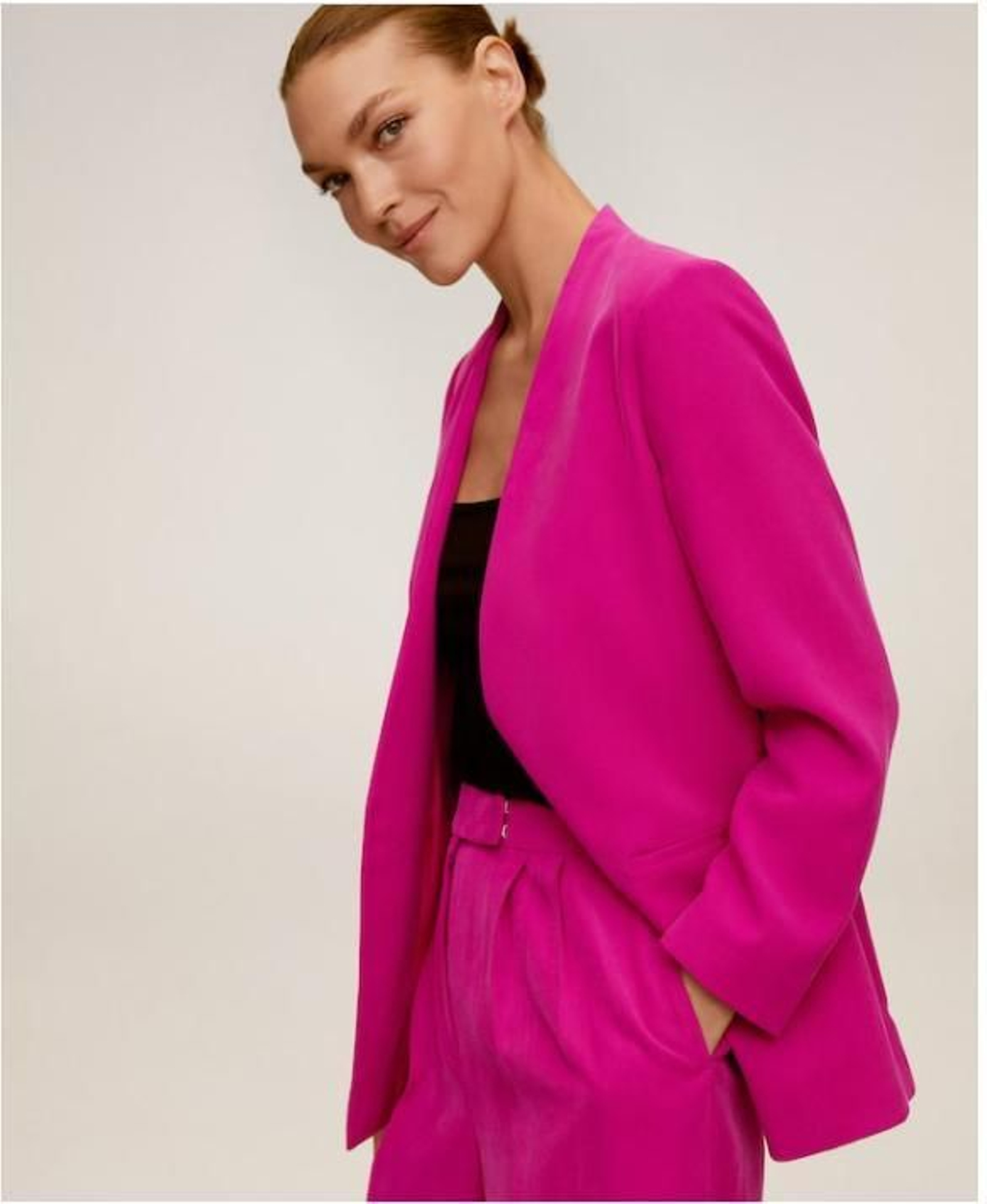 Traje rosa fucsia de Mango Outlet.