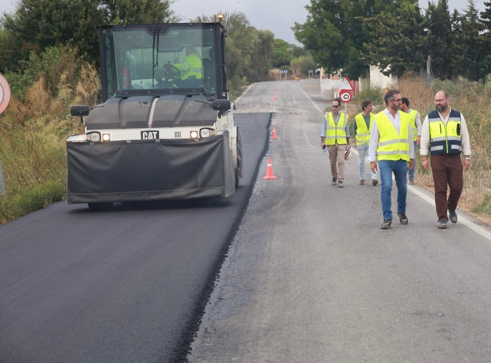 El diputado provincial Javier Bello visita las obras en la carretera de acceso a Doña Blanca.