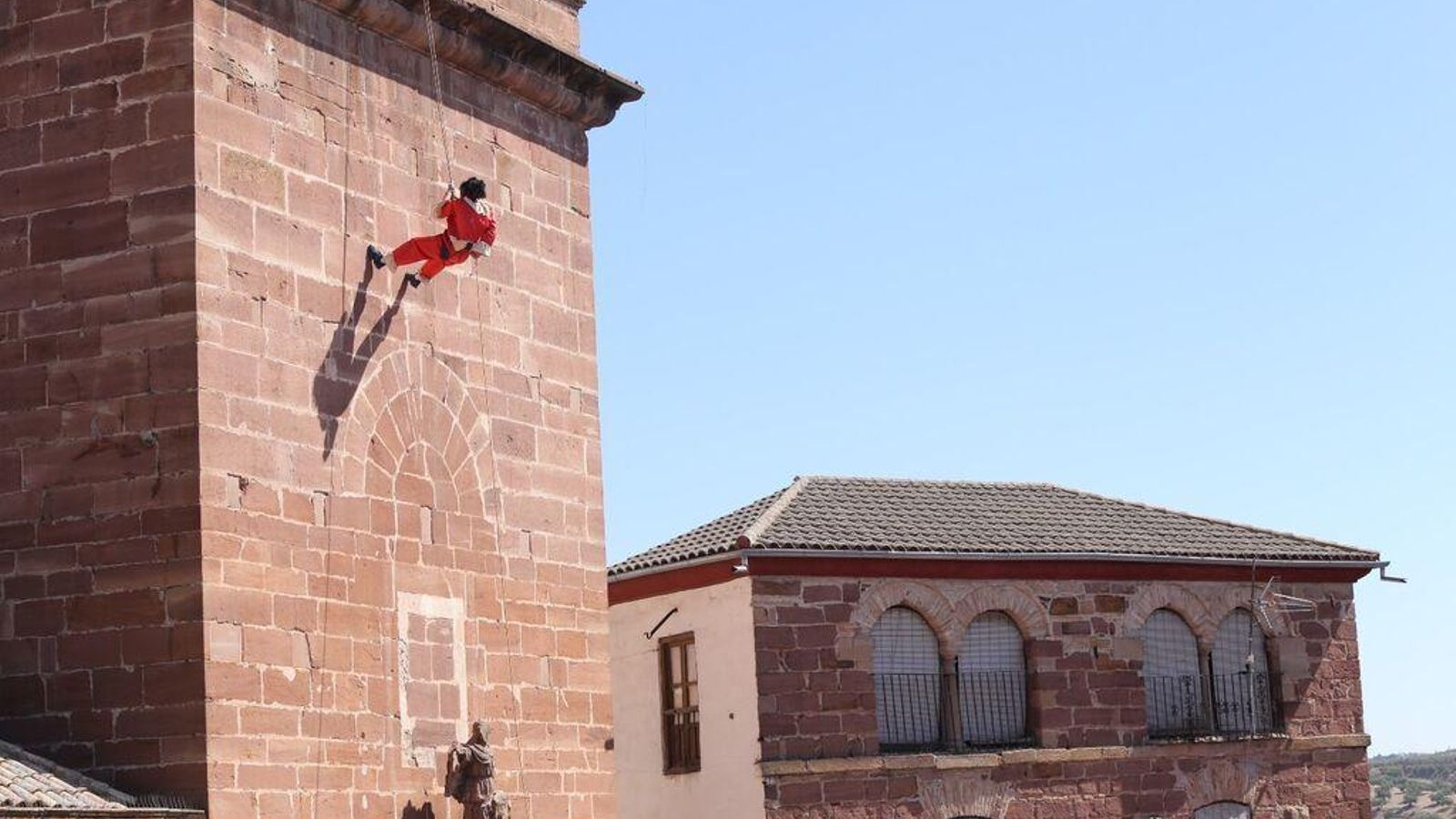 La Diablilla desciende la torre parroquial. La Diablilla desciende la torre parroquial.