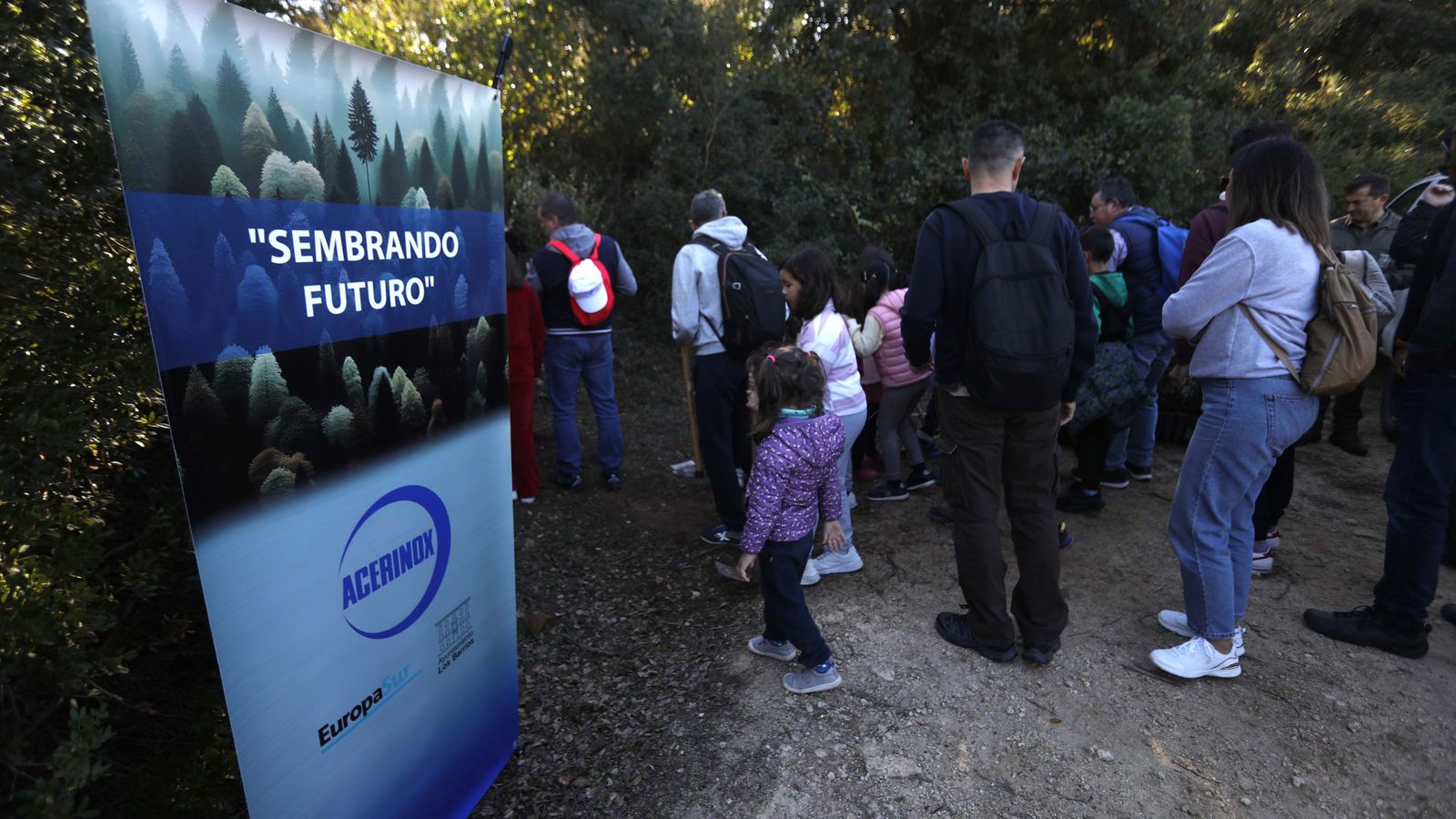 Jornada de reforestación en El Palancar por trabajadores de Acerinox, en imágenes