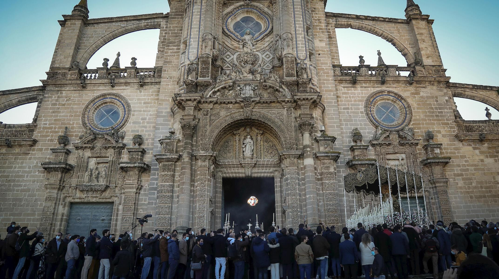 Nuestra Señora de la Esperanza llegando a la Catedral de Jerez.
