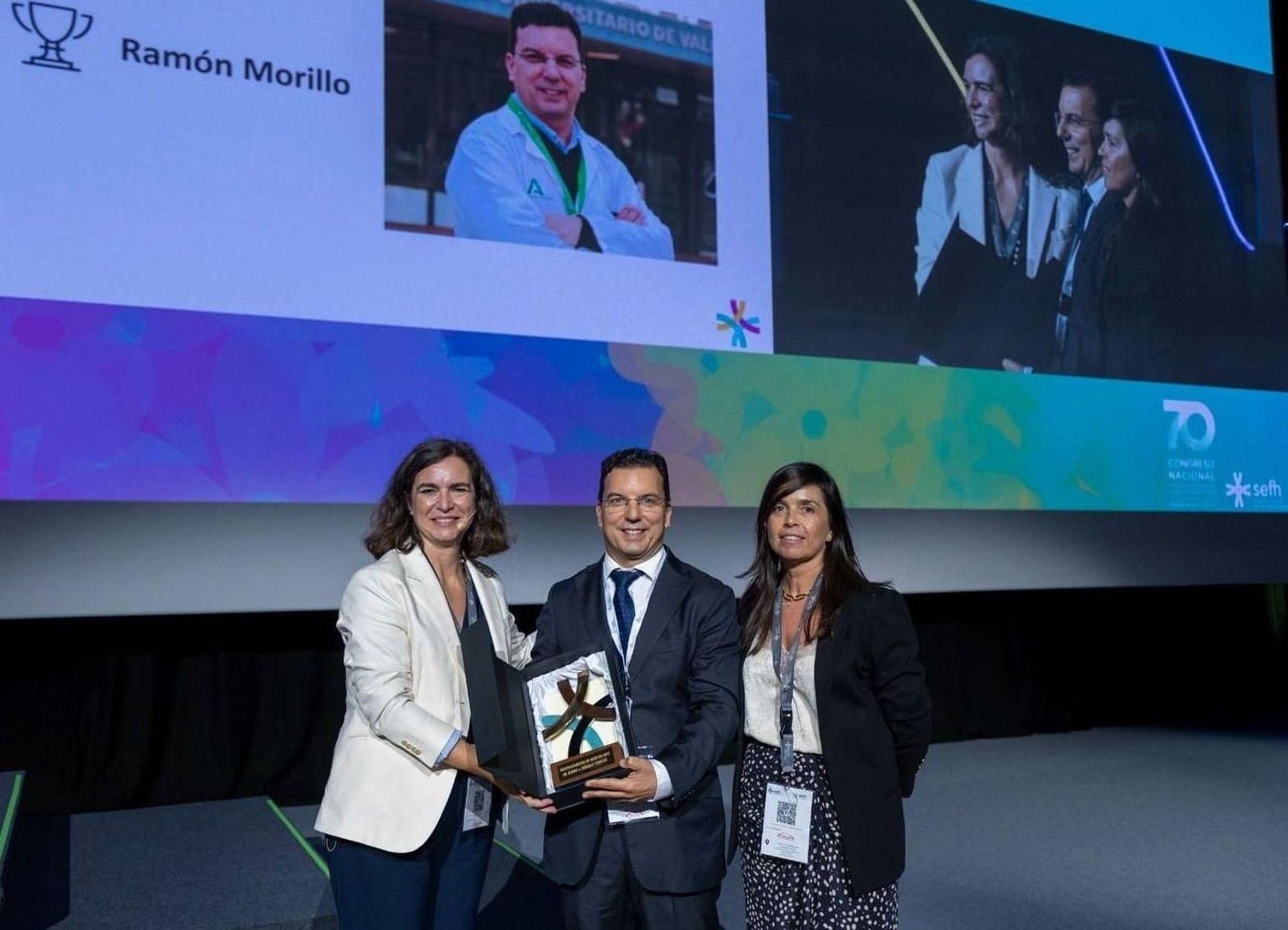 Entrega del premio al Reconocimiento 'Méritos'  al farmacéutico del Valme Ramón Morillo.