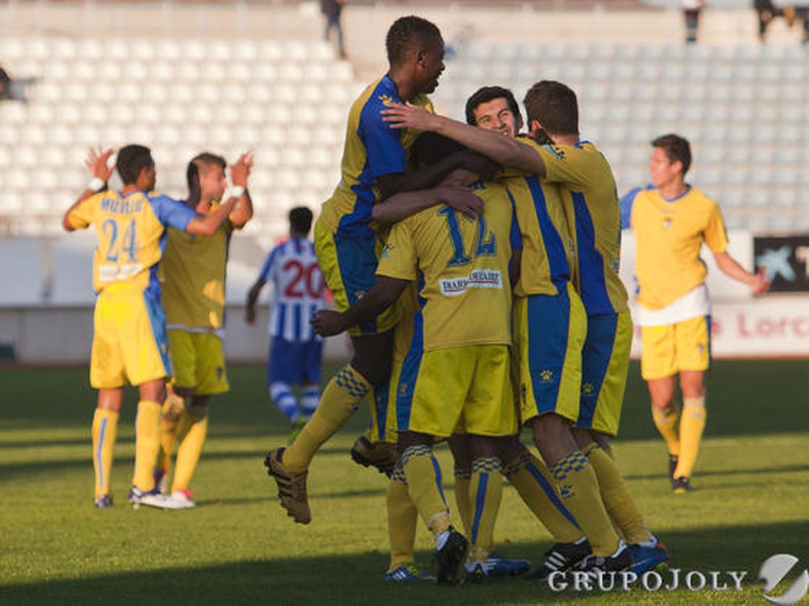 Los jugadores amarillos felicitan al escocés por su tanto. 

Foto: Pascu Mendez (LOF)