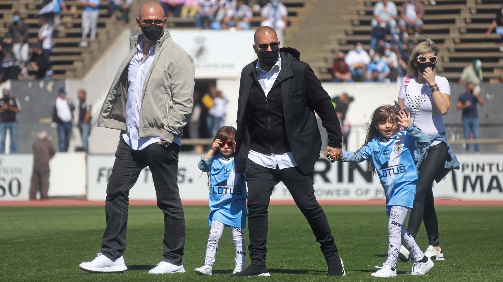 Raffaele Pandalone, junto a su familia, cruza el césped del Municipal