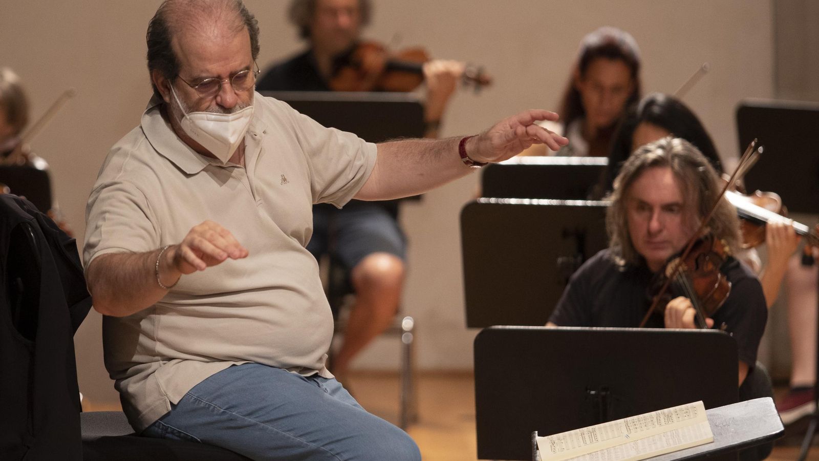 El director artístico de la OCG, Andrea Marcon, dirige a la formación durante un ensayo.