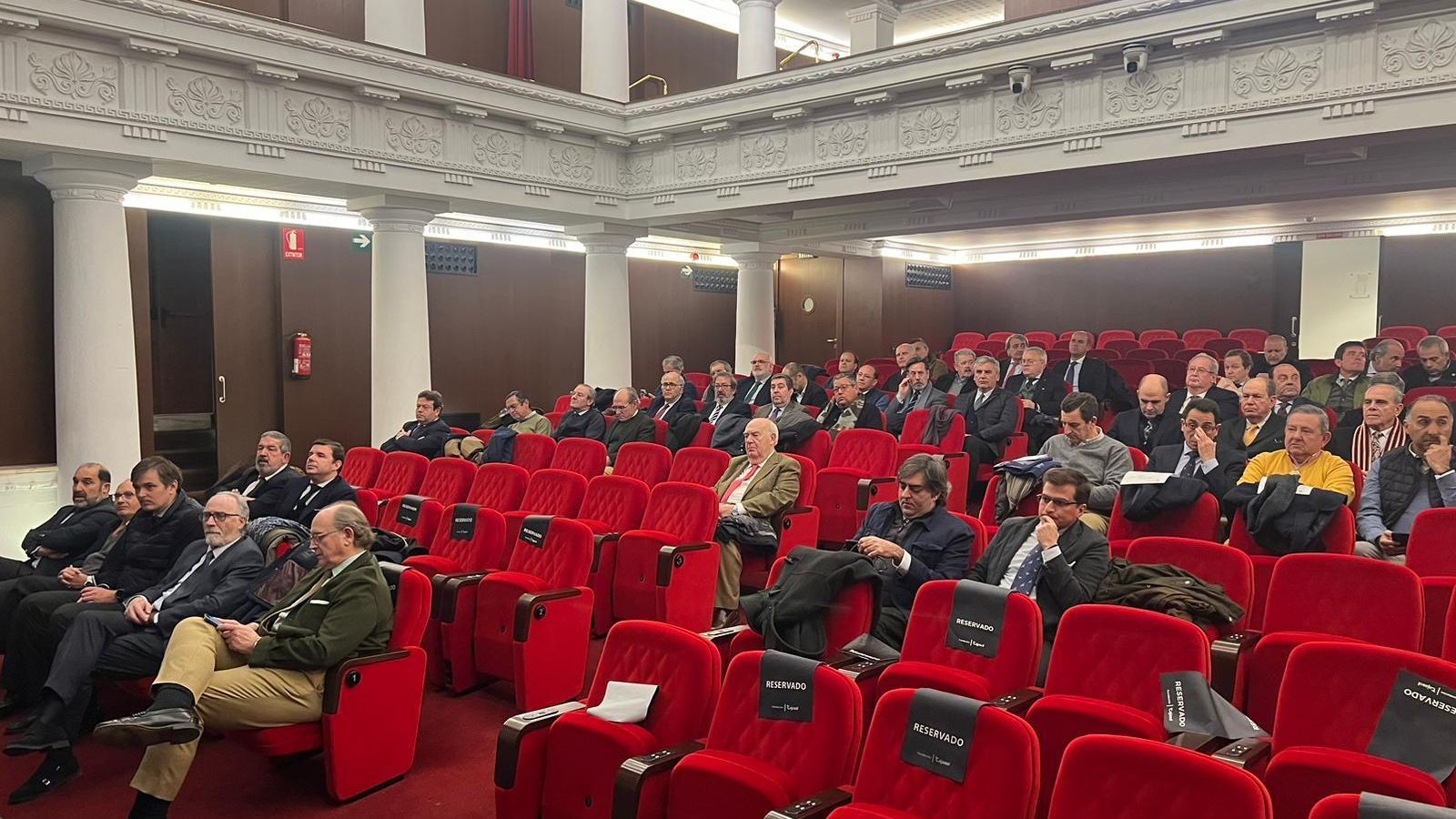 Los hermanos mayores de penitencia durante el Pleno.