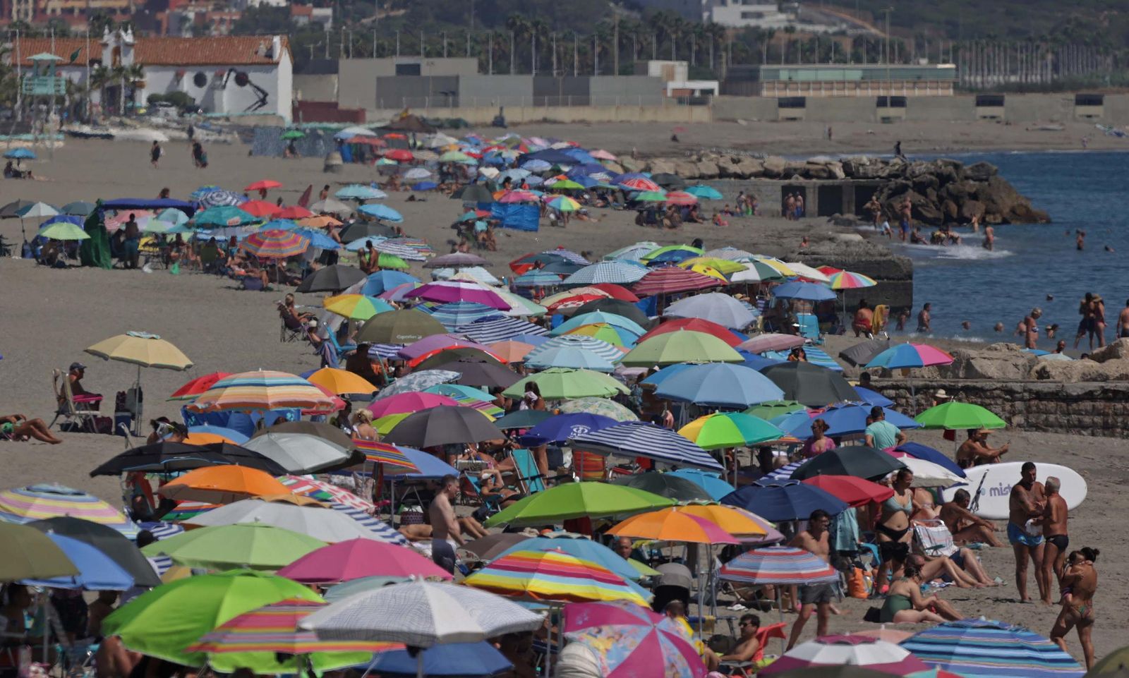 Fotos del domingo en la playa de Levante de La Línea