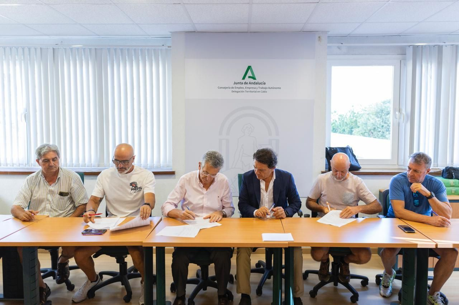 Los representantes de los trabajadores y de la empresa de los autobuses urbanos, firmando el convenio en el Sercla ante el delegado de Empleo.