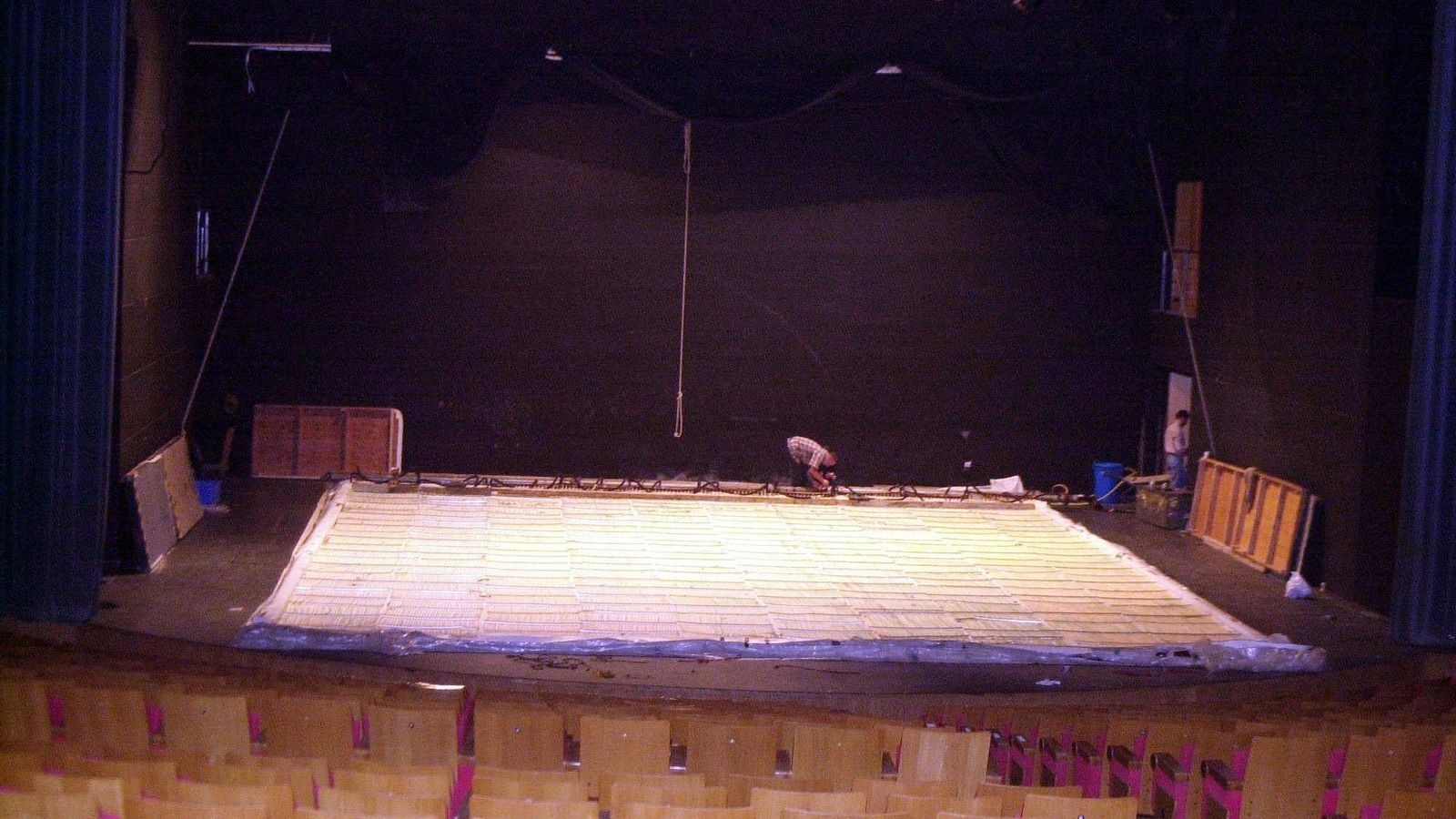 Instalación de la plataforma de hielo en la Casa Colón.