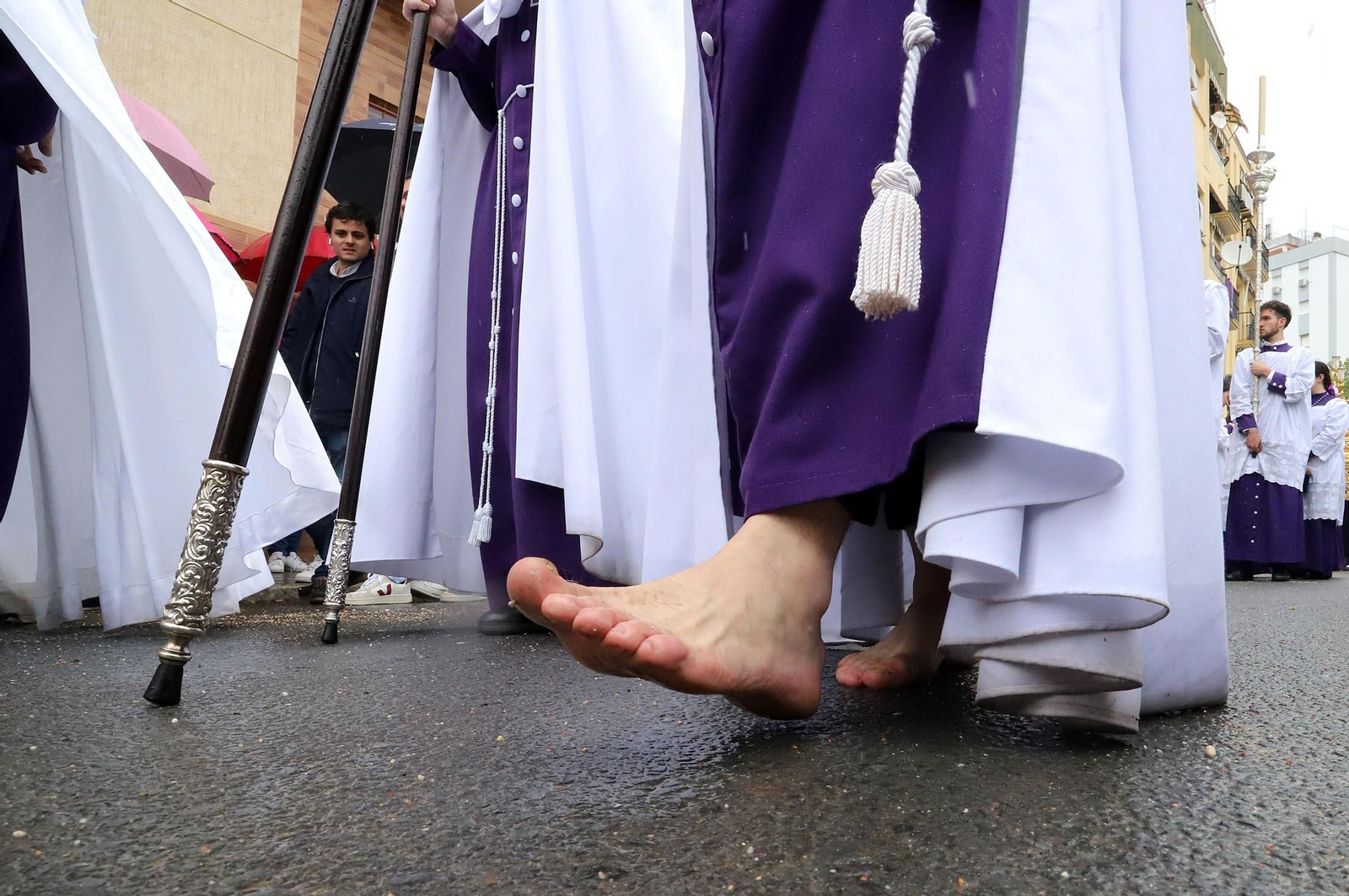 Imágenes de la procesión del Cautivo  bajo la lluvia en Huelva